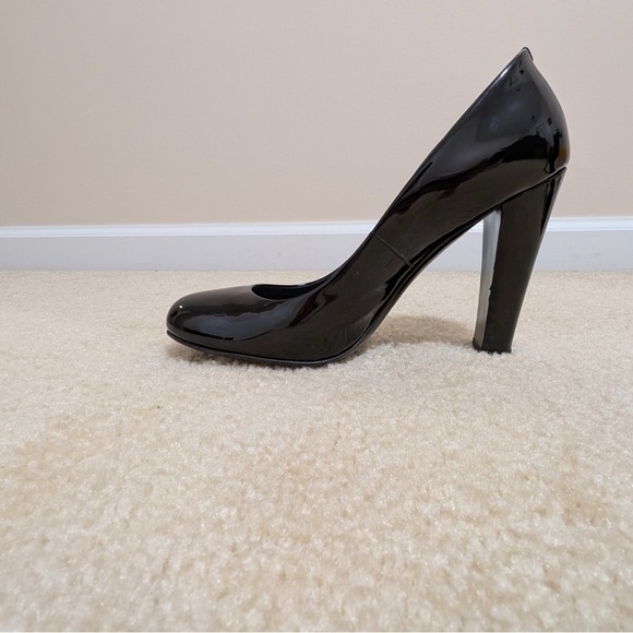 Chanel size 8 black patent leather high heel with Chanel in gold on heel. - Picture 15 of 16